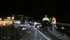 Anadolu Otoyolu'nda bariyere çarpan araçtaki 3 kişi yara almadan kurtuldu