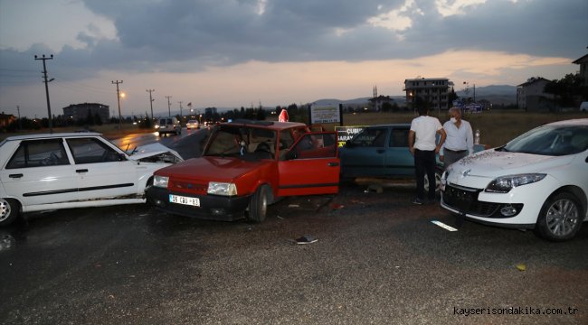 Ankara'da 4 otomobilin karıştığı kazada 3 kişi yaralandı 