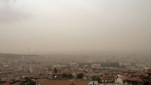 Ankara'da etkili olan kum fırtınası günlük yaşamı etkiliyor