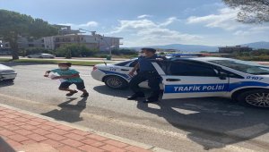 Antalya'da kimliğini evde unutan öğrenciyi sınava polis yetiştirdi