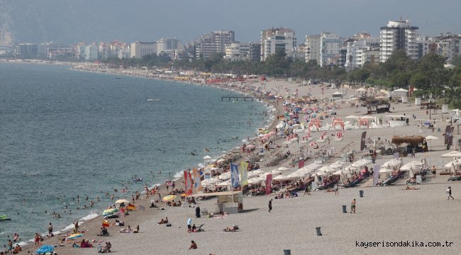 Antalya'da nemden bunalanlar denizde serinledi