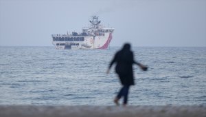Antalya polisi, sismik araştırma gemisi Oruç Reis'i selamladı