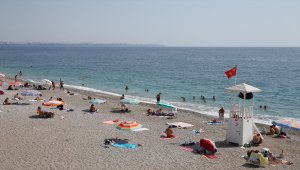 Antalya sahillerindeki yoğunluk sürüyor