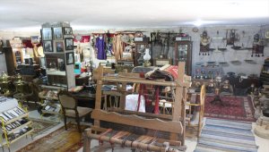 Antika meraklısı emekli bankacının bodrumu neredeyse bir müze 