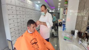 Artvinli berber her müşterisine farklı malzemelerle hizmet veriyor
