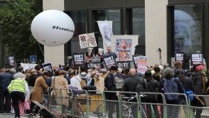 Assange, ABD'ye iade davasında hakim karşısına çıktı 