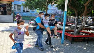 Ayağı kırık öğrenci polislerin kucağında sınava gireceği sınıfa götürüldü 