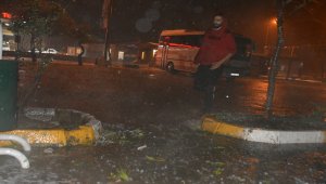 Ayvalık'ta fırtına ve dolu etkili oldu