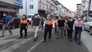 Bakan Karaismailoğlu, selden etkilenen Dereli'de incelemelerini sürdürdü