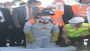 Bakan Karaismailoğu, Yeni Kömürhan Köprüsü'nün son kaynağını yaptı: