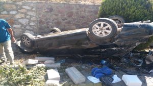 Balıkesir'de kaldırıma çarpıp devrilen otomobildeki 4 kişi yaralandı