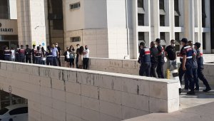 Balıkesir'de yaşlı kadını 350 bin lira dolandıran 9 şüpheli rezidansta yakalandı