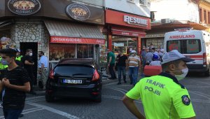 Bartın'da otomobilin işyerine girdiği kazada bir müşteri yaralandı
