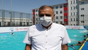 Batmanlı çocuklar portatif havuzlarda hem eğleniyor hem yüzmeyi öğreniyor
