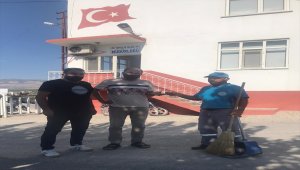 Belediyede temizlik işçisi yolda bulduğu altın küpeyi sahibine teslim etti
