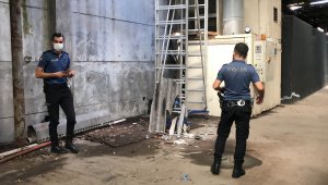 Beyoğlu'nda evden kaçan muhabbet kuşunu yakalamak isteyen çocuk çatıdan düştü