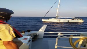 Bodrum açıklarında sürüklenen tekne içindekilerle kıyıya çekildi