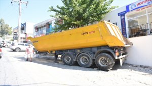Bodrum'da yokuş çıkan tırdan ayrılan dorse, otomobillere ve iş yerine çarptı: 1 yaralı