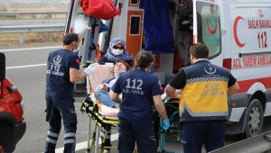 Bolu'da tıra çarpan hafif ticari araç devrildi: 2 yaralı