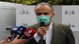 Bursa'da, 50 yıldır karikatür çizen sanatçının sergisi açıldı 