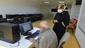 Bursa'da 86 yaşındaki kursiyer bilgisayar kullanmayı öğrendi