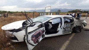 Bursa'da otomobil ile iş makinesi çarpıştı: 1'i ağır 2 yaralı