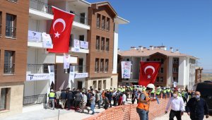 Çevre ve Şehircilik Bakanı Kurum, Elazığ'da depremzedeler için inşası süren konutlarda incelemelerde bulundu
