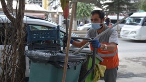 Çöp arabasını özenle temizleyen temizlik işçisi sosyal medyada ilgi odağı oldu