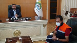 Çöp arabasını temizlemesiyle sosyal medyada ilgi odağı olan işçiye bir maaş ikramiye 