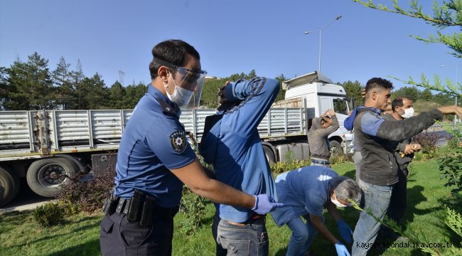 Çorum'da bir tırın dorsesinde 6 düzensiz göçmen yakalandı