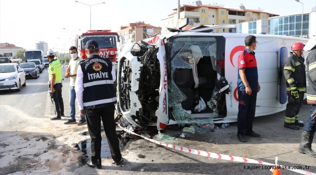 Denizli'de ambulansla pikapın çarpışması sonucu 6 kişi yaralandı