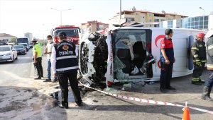 Denizli'de ambulansla pikapın çarpışması sonucu 6 kişi yaralandı
