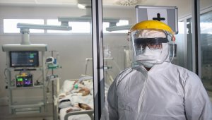 DOKTORLAR KOVİD-19'LA SAVAŞI ANLATIYOR - "Şartlarımızı görmüş olsalardı sokakta astronot gibi gezerlerdi" 