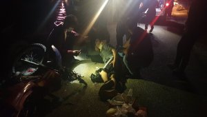 Düzce'de tarım aracı ile motosikletin çarpışmasıyla 3 kişi yaralandı