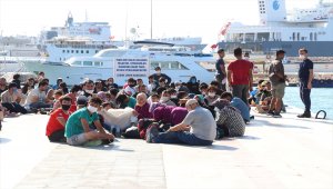 Ege Denizi'nde motoryatları su alan düzensiz göçmenleri, kuru yük gemisi kurtardı