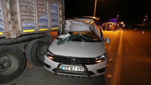 Elazığ'da hafif ticari araç park halindeki tıra çarptı: 1 yaralı
