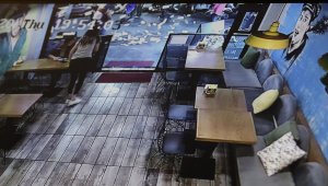 Erzincan'da kafenin penceresinden atılan paraların kapılması güvenlik kamerasında