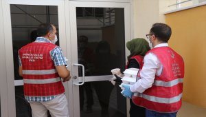 Erzincan'da yaşayan Afganistanlı sığınmacılardan karantinadaki ailelere yemek ikramı