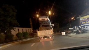 Erzurum'da 2 otomobil yüklenen kamyonetin tehlikeli yolculuğu kameraya yansıdı