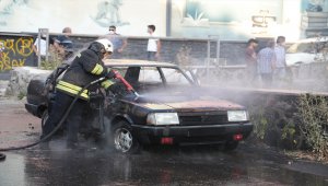 Erzurum'da park halindeki otomobilde yangın