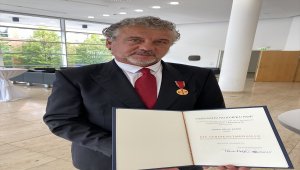 Eski milli futbolcu Erdal Keser'e Almanya devlet liyakat nişanı verildi