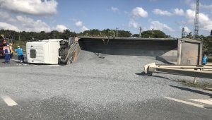 Eyüpsultan'da devrilen mıcır yüklü kamyon trafiğe neden oldu