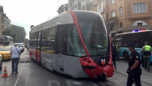 Fatih'te tramvay ile servis aracı çarpıştı