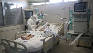 Fedakar sağlık çalışanları "entübe hastalar nefes alabilsin" diye mücadele ediyor