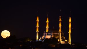 Fotoğraf tutkunları minareler arasında dolunayı ölümsüzleştirdi