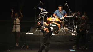 Fransız yazar ve rock müzisyeni Loulou Dedola, Bodrum'da konser verdi