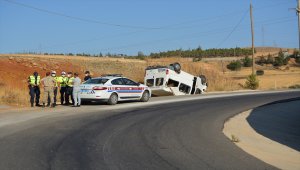 Gaziantep'te minibüsün devrilmesi sonucu 3 kişi yaralandı