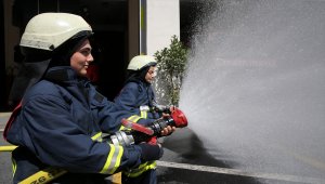 Geleceğin kadın itfaiyecileri zorlu görevlere hazırlanıyor 