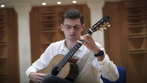 Genç gitarist Özberk Miraç Sarıgül "Florida Gitar Yarışması"nda birinci oldu