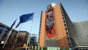 Greenpeace, Amazonlar'daki yangına dikkati çekmek için AB binasına afiş astı
